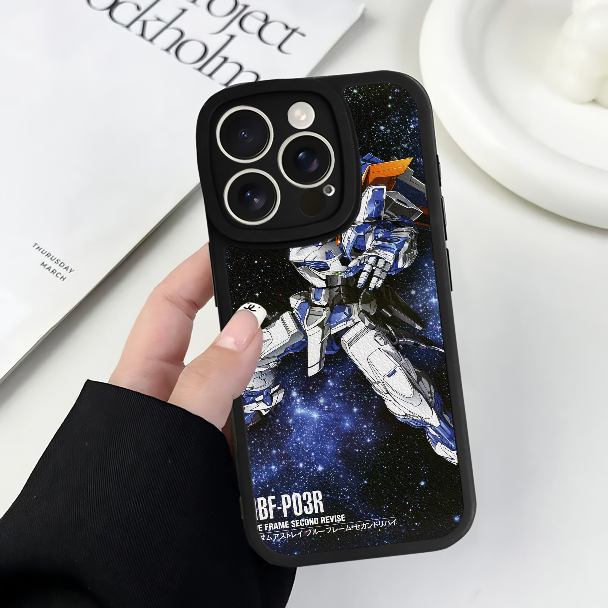 （画像用） 機動戦士ガンダム Mobile Suit Gundam 【iPhone 16シリーズ対応】シリコンスマホケース（レザー調） 材質：シリコン